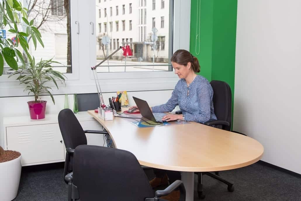 Arbeitsplatz mit geschwungenem Holztisch