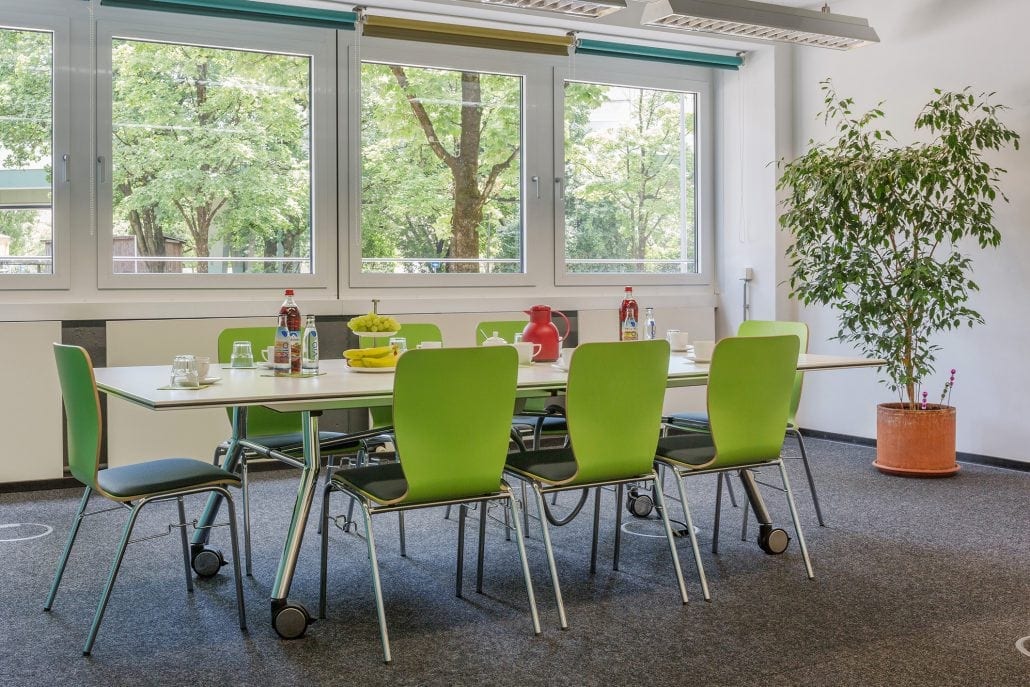 Meetingraum mit Blick nach draußen auf die Natur