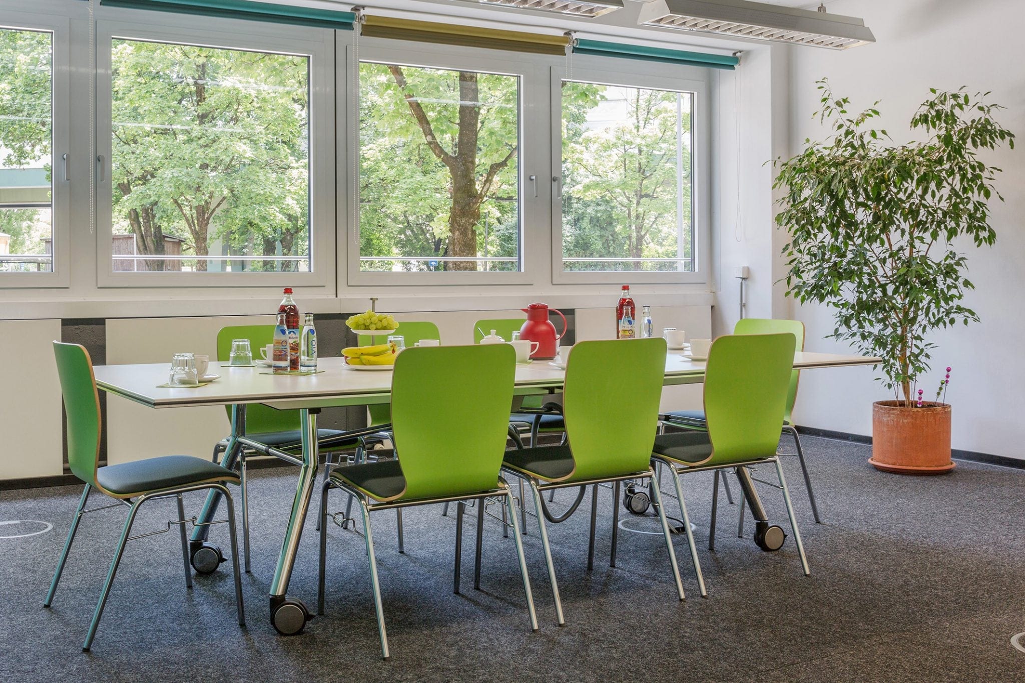 Meetingraum mit Blick nach draußen auf die Natur